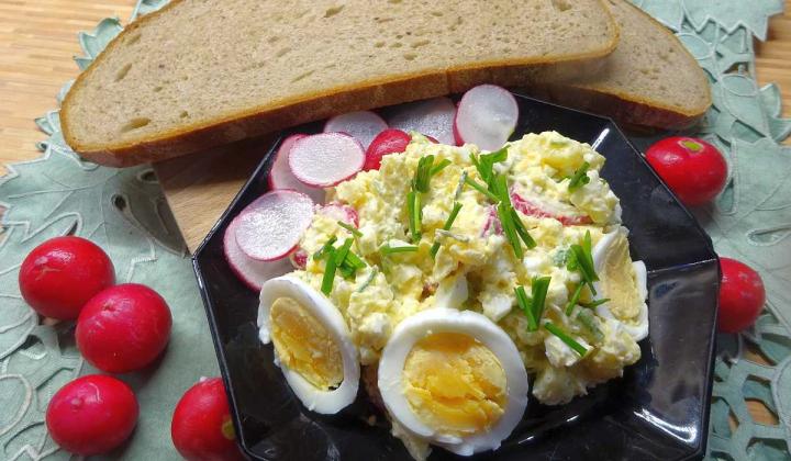 Jak udělat jarní salát z vajec, ředkviček a brambor | snadný recept