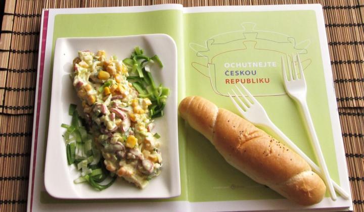 Jak na majonézový retro salát z párků a sýru | recept