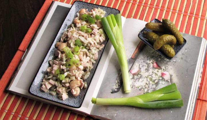 Jak připravit fazolový salát se salámem a kyselou okurkou | recept