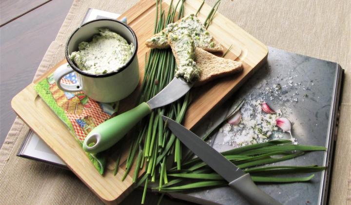 Jak na bylinkové máslo s medvědím česnekem a parmazánem | recept Jak na bylinkové máslo s medvědím česnekem a parmazánem | recept