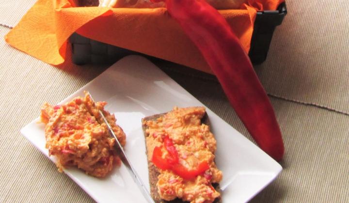 Jak připravit pikantní sýrovou pomazánku s kapií | recept Jak připravit pikantní sýrovou pomazánku s kapií | recept