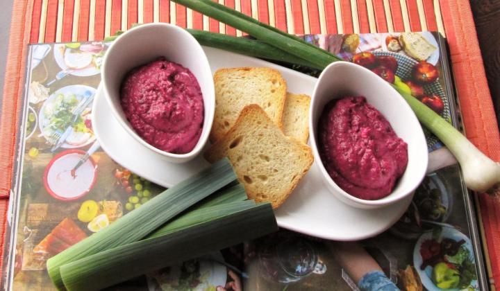 Šťavnatá luštěninová pomazánka z červené řepy a černé čočky Jak udělat pomazánku z čočky a červené řepy | nejlepší recept