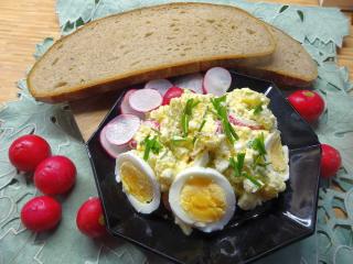 Jak udělat jarní salát z vajec, ředkviček a brambor | snadný recept