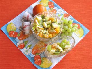 Jak připravit osvěžující ovocný salát s Becherovkou | recept
