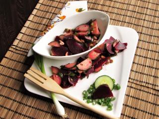Jak na rychlý salát z červené řepy a salátové okurky | recept Jak na rychlý salát z červené řepy a salátové okurky | recept