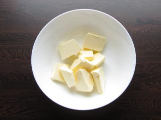 Jak na bylinkové máslo s medvědím česnekem a parmazánem | recept Jak na bylinkové máslo s medvědím česnekem a parmazánem | recept