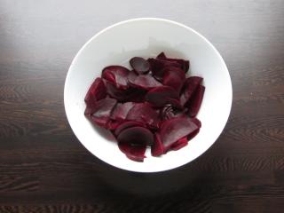 Jak na rychlý salát z červené řepy a salátové okurky | recept