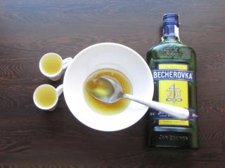 Jak připravit osvěžující ovocný salát s Becherovkou | recept Jak připravit osvěžující ovocný salát s Becherovkou | recept