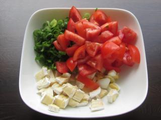 Jak připravit rajčatový salát s hermelínem | recept na vydatný salát