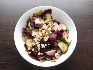 Jak na rychlý salát z červené řepy a salátové okurky | recept