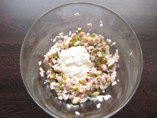 Jak připravit fazolový salát se salámem a kyselou okurkou | recept