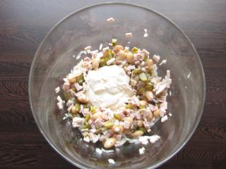 Jak připravit fazolový salát se salámem a kyselou okurkou | recept