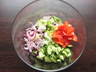 Jak připravit pestrý zeleninový salát s černou čočkou, řepou a slaným sýrem