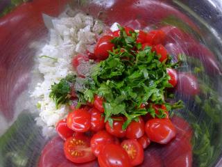Jak připravit rajčatový salát se sýrem | recept