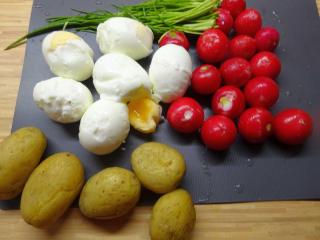 Jak udělat jarní salát z vajec, ředkviček a brambor | snadný recept
