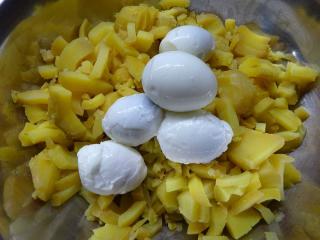 Jak připravit vlašský salát s vejci | retro recept Jak připravit vlašský salát s vejci | retro recept