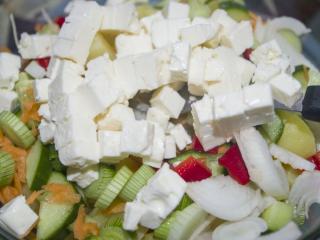Jak připravit lehký salát z nových brambor se zeleninou a sýrem