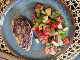 kuřecí prsa s broskvovým salátem