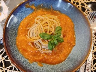 špagety s mletým krůtím masem a omáčkou z pečených paprik