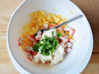 krabí salát s okurkou a vejcem salát z krabích tyčinek surimi