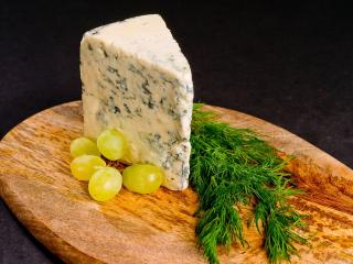 porce sýra s modrou plísní